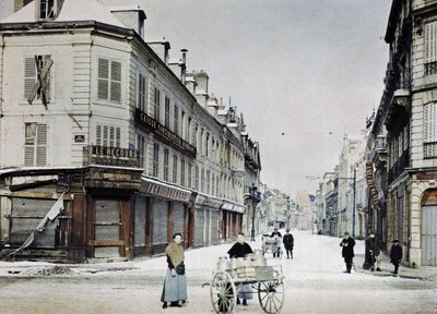 Eine Frau mit einem Wagen voller Milchkannen in der Rue de Vesle und ein Mann mit einem anderen Wagen hinter ihr in der Rue de Talleyrand, Reims, Frankreich, 3. März 1917 von Paul Castelnau